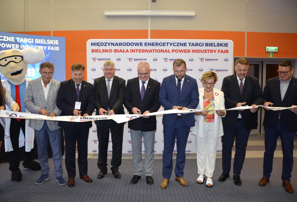 Uroczystego otwarcia targów dokonał prezydent Bielska-Białej Jarosław Klimaszewski, a symbolicznego przecięcia wstęgi – licznie zgromadzeni goście honorowi, w tym minister funduszy i polityki regionalnej - Grzegorz Puda, posłanka Mirosława Nykiel, poseł Przemysław Koperski, prezes Stowarzyszenia Elektryków Polskich - Sławomir Cieślik, dyrektor PTPiREE - Wojciech Tabiś, przewodniczący Rady ŚlOIIB - Roman Karwowski i Dariusz Mrzygłód – prezes ZIAD Bielsko-Biała SA - organizatora targów. Uroczystego otwarcia targów dokonał prezydent Bielska-Białej Jarosław Klimaszewski, a symbolicznego przecięcia wstęgi – licznie zgromadzeni goście honorowi, w tym minister funduszy i polityki regionalnej - Grzegorz Puda, posłanka Mirosława Nykiel, poseł Przemysław Koperski, prezes Stowarzyszenia Elektryków Polskich - Sławomir Cieślik, dyrektor PTPiREE - Wojciech Tabiś, przewodniczący Rady ŚlOIIB - Roman Karwowski i Dariusz Mrzygłód – prezes ZIAD Bielsko-Biała SA - organizatora targów.