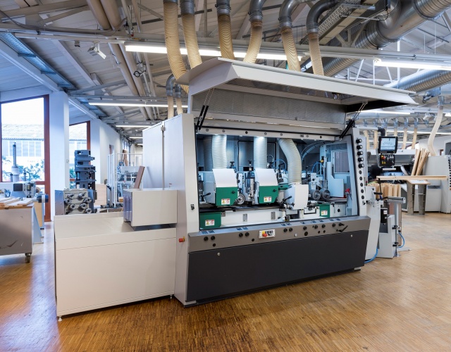 Czterostronna obrabiarka do bocznej produkcji drewnianych belek i listew może przetwarzać do 600 m drewna na minutę.