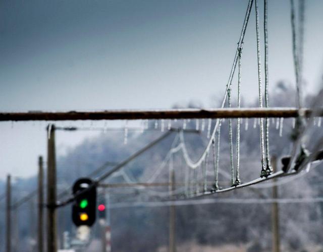 Oblodzona trakcja kolejowa