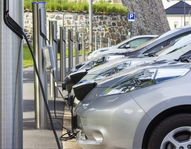 Rosnące zasięgi samochodów elektrycznych i coraz niższe ceny mogą wywołać boom zakupowy