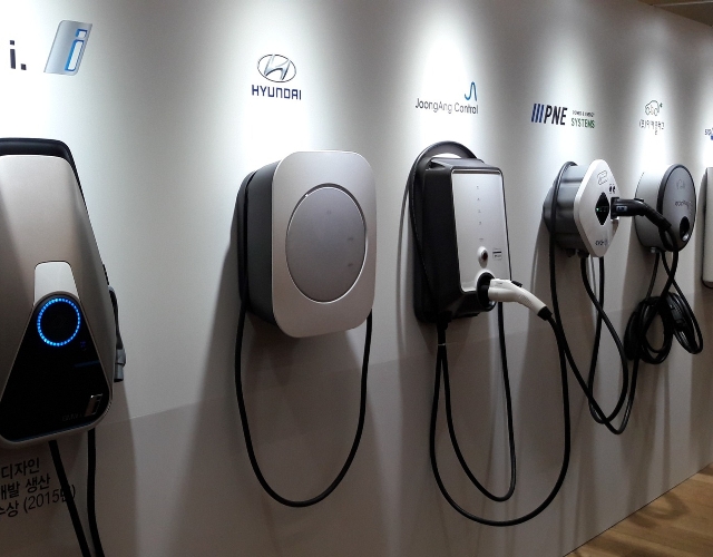 Monitorowanie prądów upływu w stacjach ładowania pojazdów elektrycznych