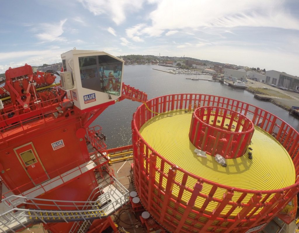 Potężne urządzenie rozwijające: nowoczesne cylindry hydrauliczne pomagają w instalacji kabli podwodnych.