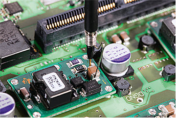 Końcówka sondy R&S RT-ZPR20 doskonale sprawdza się podczas badania poziomów składowej stałej wielu zasilaczy występujących na płytce PCB.