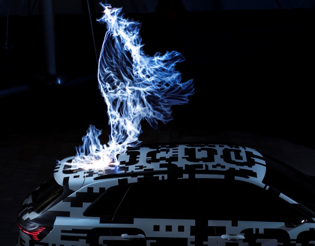 Prototyp Audi e-tron w klatce Faradaya