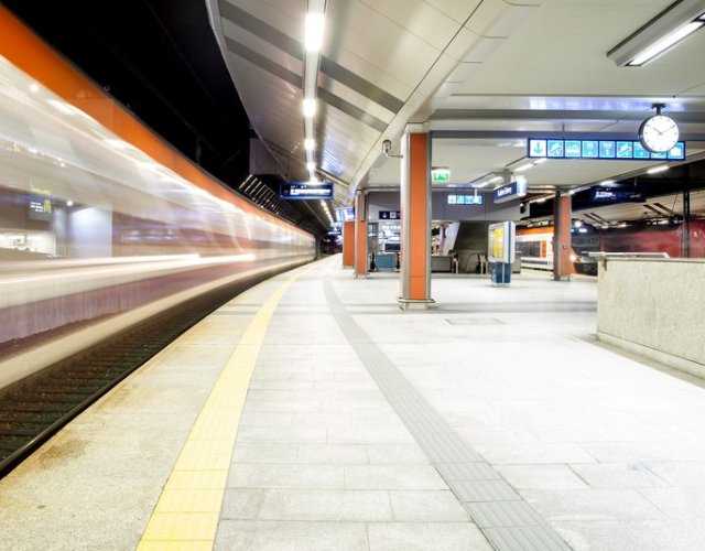 Polska kolej oszczędza na oświetleniu LED