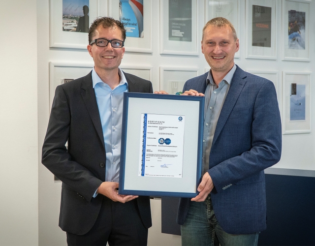 Mark Clemens (po lewej stronie) i Reinhard Mayr, członkowie zespołu ds. zarządzania bezpieczeństwem w firmie COPA-DATA, cieszą się z przyznania oprogramowaniu certyfikatu zgodności z normą IEC 62443-4-1 potwierdzającego wysoki poziom specjalistycznej wiedzy z obszaru bezpieczeństwa informatycznego dla przemysłu.
