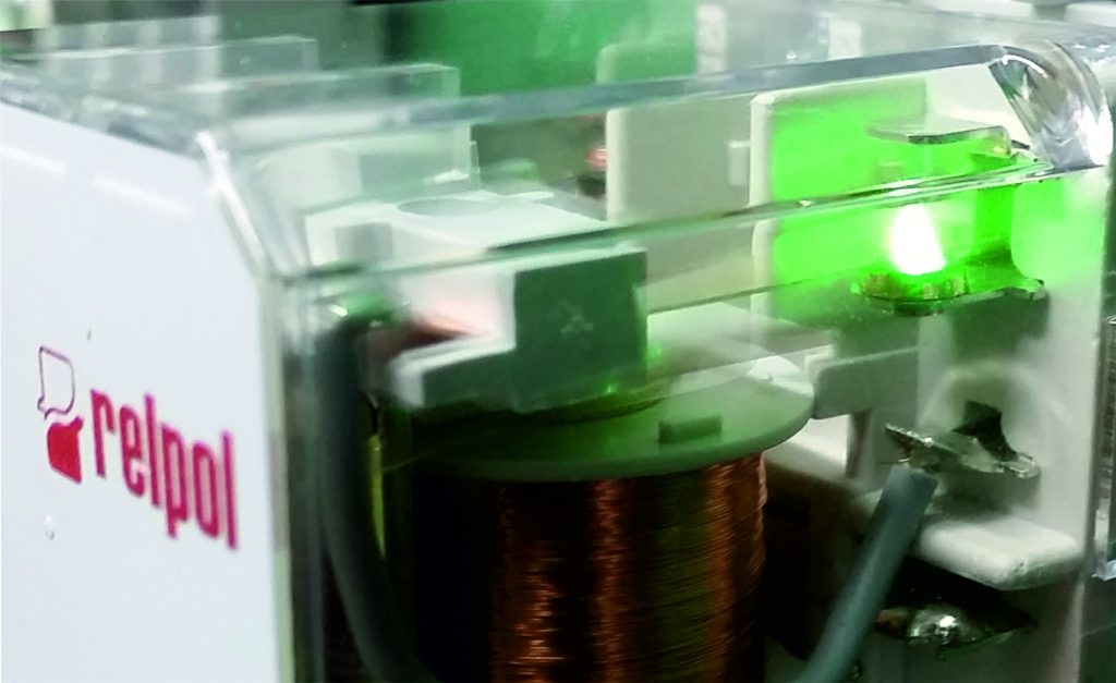 Wydmuch łuku przy pomocy magnesu w przekaźniku RUC-M