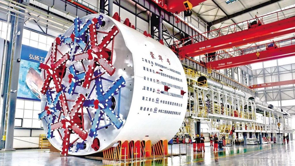 Maszyna drążąca ma wysokość ponad 10 metrów i długość 110 metrów