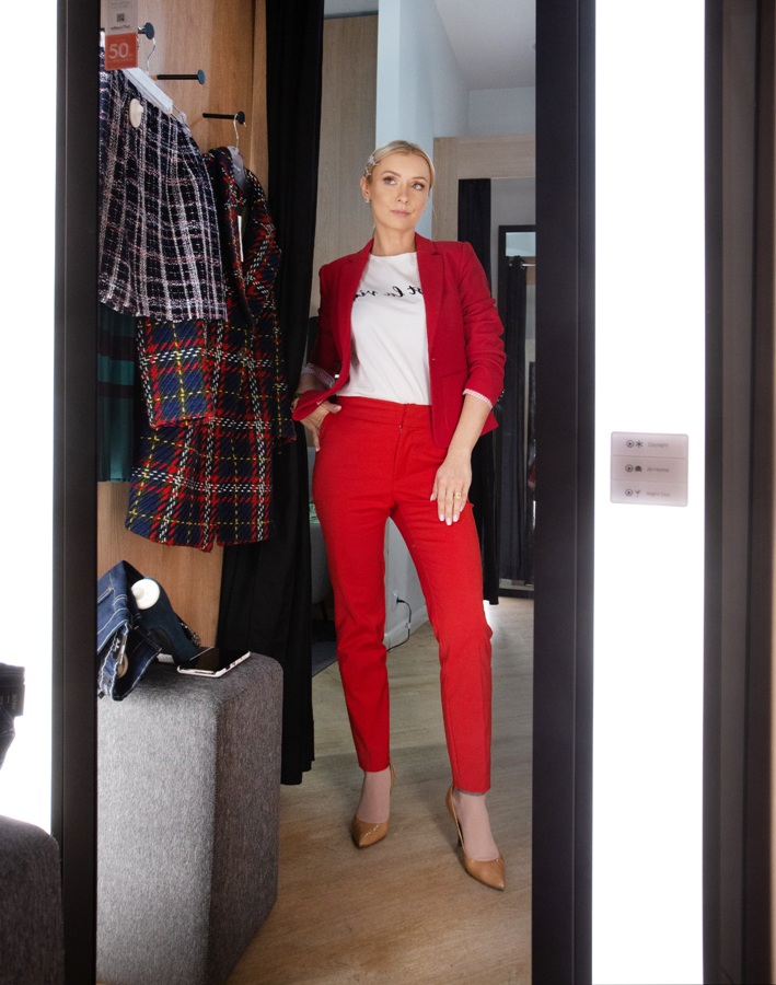 Polki widzą siebie w lepszym świetle! Badania Signify potwierdzają, że interaktywne oświetlenie w przymierzalniach zwiększa sprzedaż w sklepie.