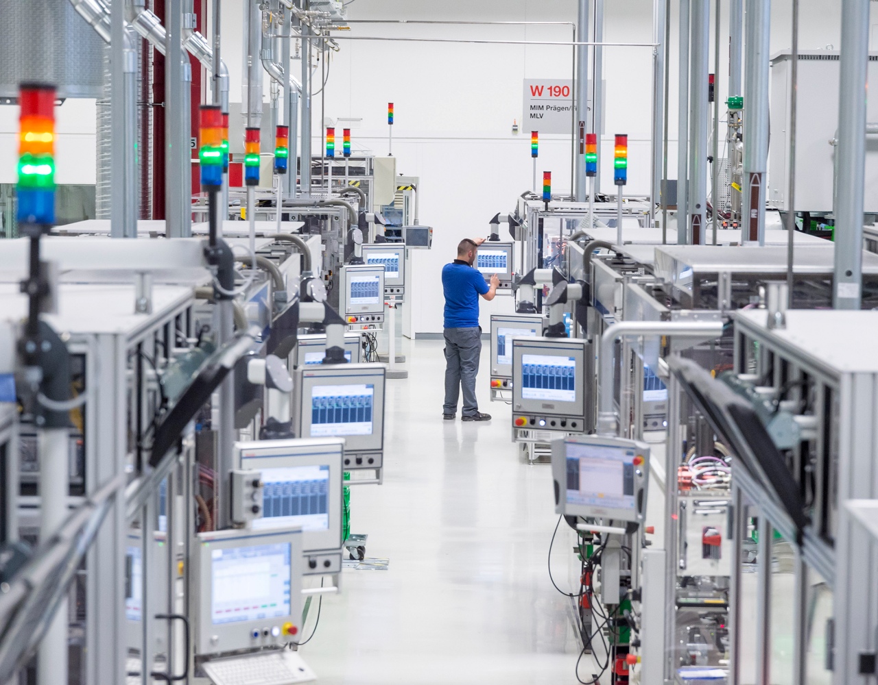 System PLC ILC gotowy do wdrożenia w środowisku IoT do zastosowań związanych montażem i obsługą w przemyśle motoryzacyjnym oraz tworzenia systemów automatyki.