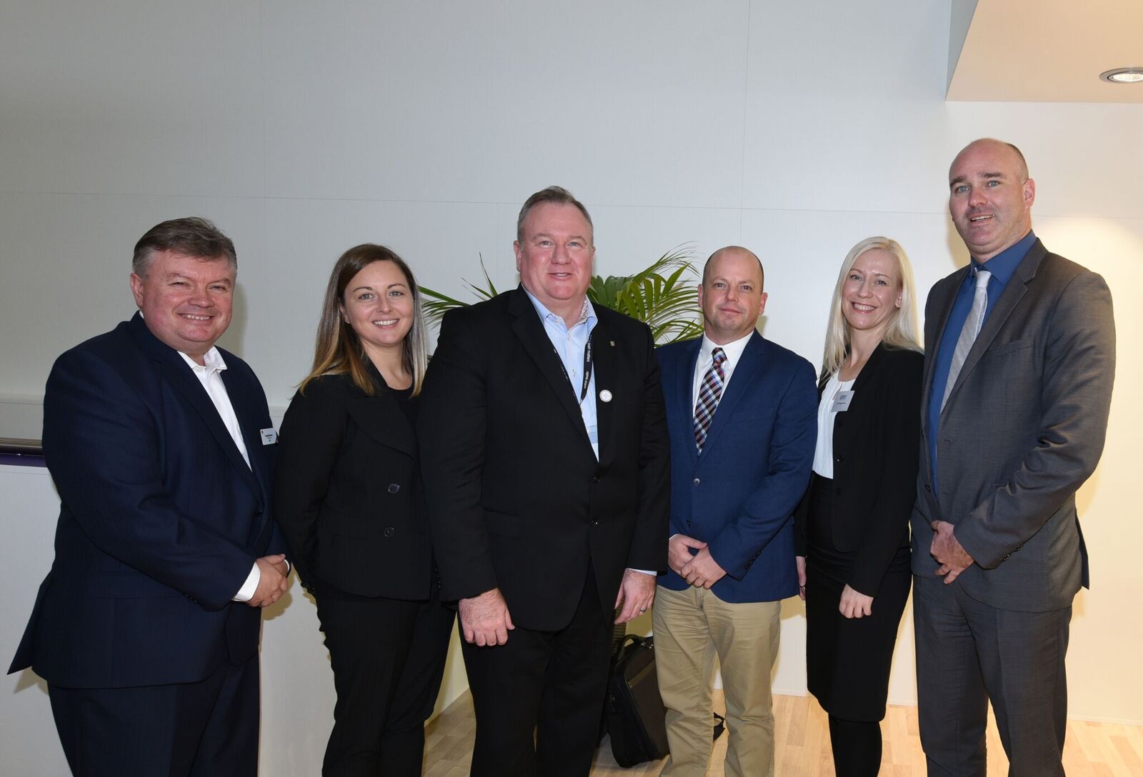 Andy Keenan, wiceprezes ds. zarządzania produktami przeznaczonymi do podzespołów elektronicznych do urządzeń, RS Components; Eleonora Ricciardi, dyrektor ds. produktów z kategorii systemów połączeniowych, podzespołów pasywnych i części elektromechanicznych, RS Components; Lindsley Ruth, dyrektor generalny Electrocomponents Group; Graeme Dorkings, wiceprezes ds. globalnej sprzedaży i dystrybucji, AVX; Kinga Czutro, menedżer ds. dystrybucji, AVX; Andreas Schemmel, menedżer ds. dystrybucji w region