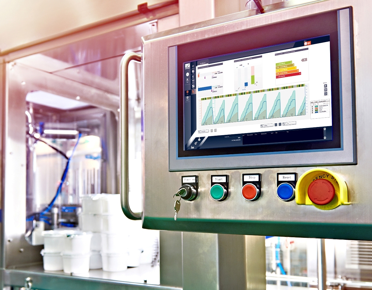 Łatwe w użyciu panele w oprogramowaniu zenon wskazują drogę do zrównoważonego wykorzystania zasobów. Popularny moduł zenon Extended Trend obsługuje teraz funkcję „przeciągnij i upuść” przy dodawaniu zmiennych. Wskazanie krzywej można równie łatwo dostosować bezpośrednio w Runtime i przypisać jednoznacznie do odpowiedniej osi za pomocą koloru.