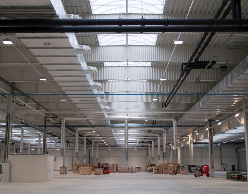 Wnętrze hali z oświetleniem LED od Beghelli