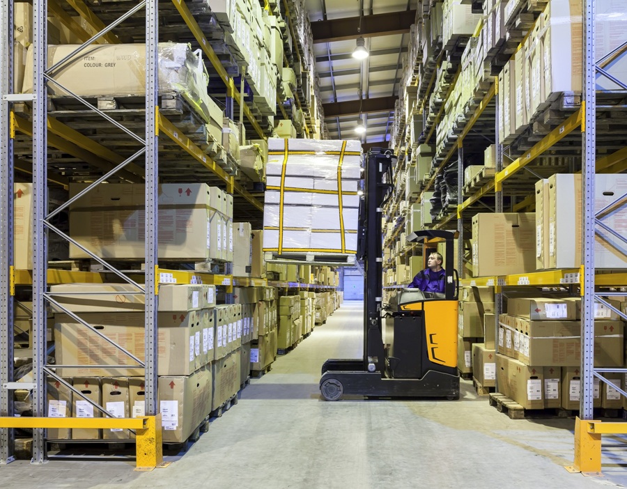 Bezpieczne oświetlenie w magazynach wysokiego składowania jest kluczowe dla bezpieczeństwa pracowników