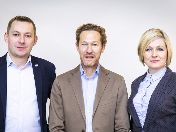 W środku Alexander Punzenberger, obecny prezes, po prawej Urszula Bizoń-Żaba, dyrektor zarządzająca COPA-DATA Polska oraz Tomasz Papaj dyrektor działu techniczno-sprzedażowego w COPA-DATA Polska