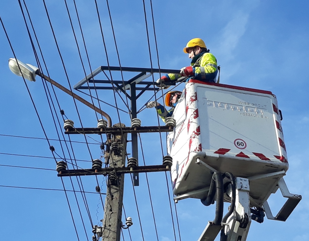 Od momentu odlotu bocianów, energetycy TAURONA realizują prace porządkowe, które obejmują oczyszczanie, zmniejszenie lub odbudowę gniazd