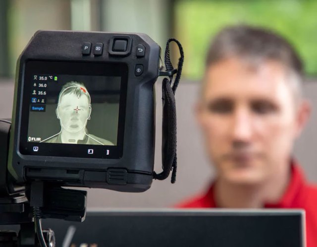 Aktualizacja oprogramowania kamer wprowadza nowy interfejs ekranowy, w tym dodanie zarysu sylwetki w celu lepszego pozycjonowania badanych obiektów.