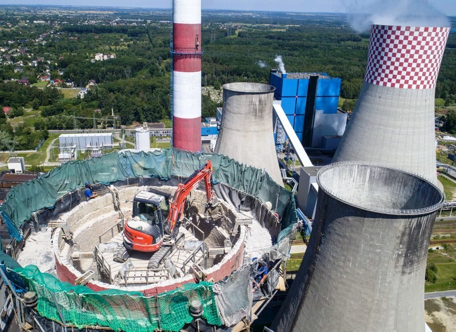 TAURON Wytwarzanie rozpoczął wyburzenie komina znajdującego się w Elektrowni Łagisza