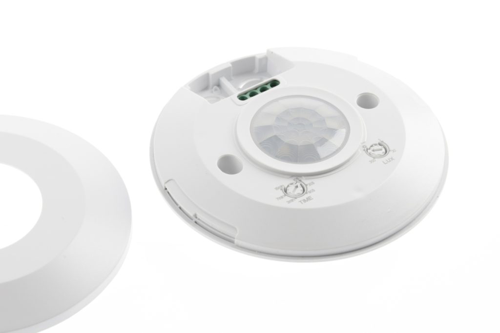 Czym cechują się mikrofalowe czujniki ruchu?