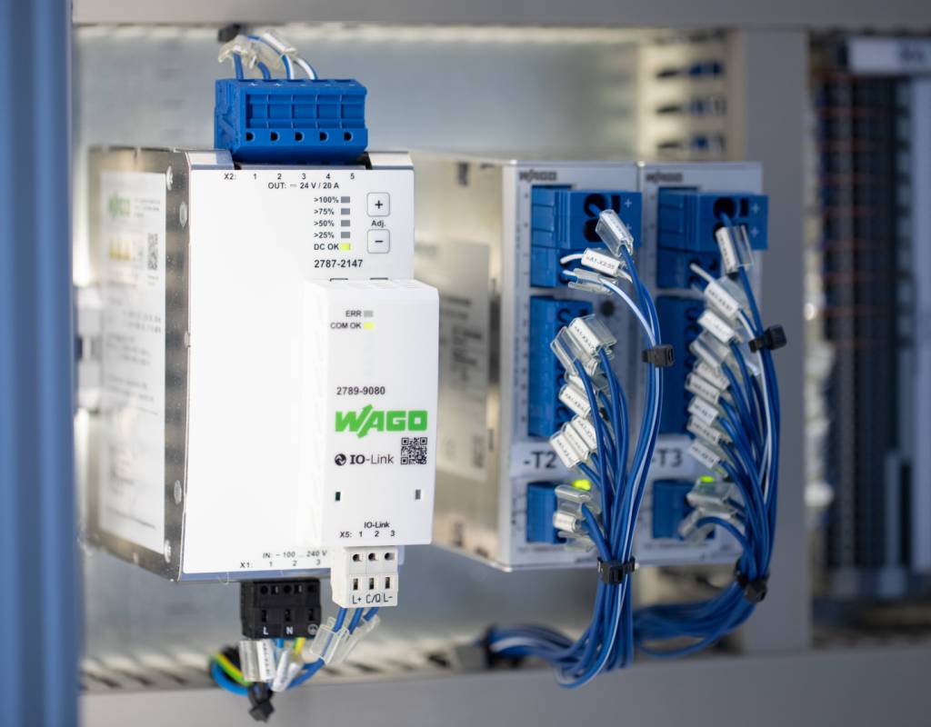 Zasilacze na szynę DIN serii Pro 2 firmy WAGO można rozszerzyć o moduł komunikacyjny do wymiany danych ze sterownikiem PLC lub bramą IoT.