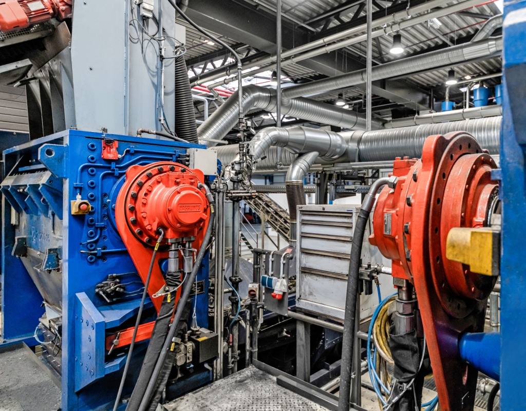 JonRie InterTech to wiodąca firma zajmująca się projektowaniem, produkcją i uruchamianiem systemów wciągarek okrętowych.