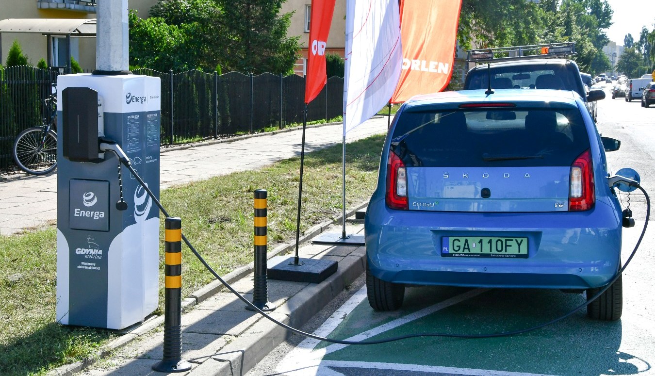 Nowe ładowarki pojazdów elektrycznych na słupach oświetleniowych w Gdyni