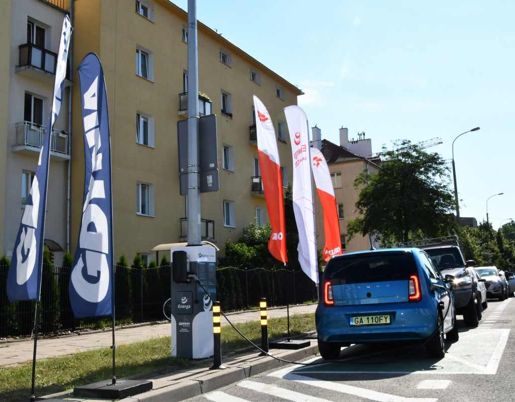 Stacje ładowania pojazdów elektrycznych na słupach oświetleniowych oferowane przez Energę Oświetlenie, spółkę zależną Energi z Grupy ORLEN, staną się częścią ORLEN Charge