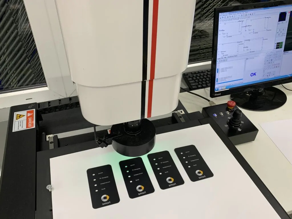 Panele kontrolne i czołowe – jak przebiegają pomiary i kontrola jakości podczas produkcji?