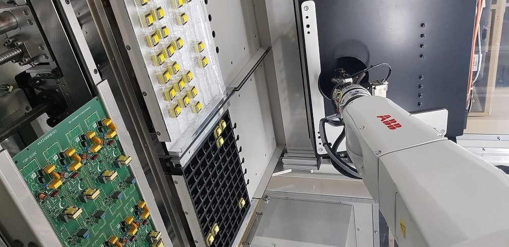 Automatyczny montaż THT z 99,4% skuteczności. Wszystko dzięki rozwiązaniu VissaviTech i AI.Rob