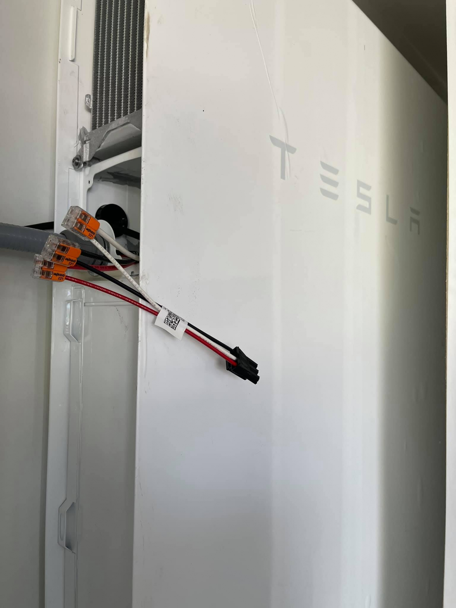Akumulator Tesla PowerWall podłączony do domowej sieci