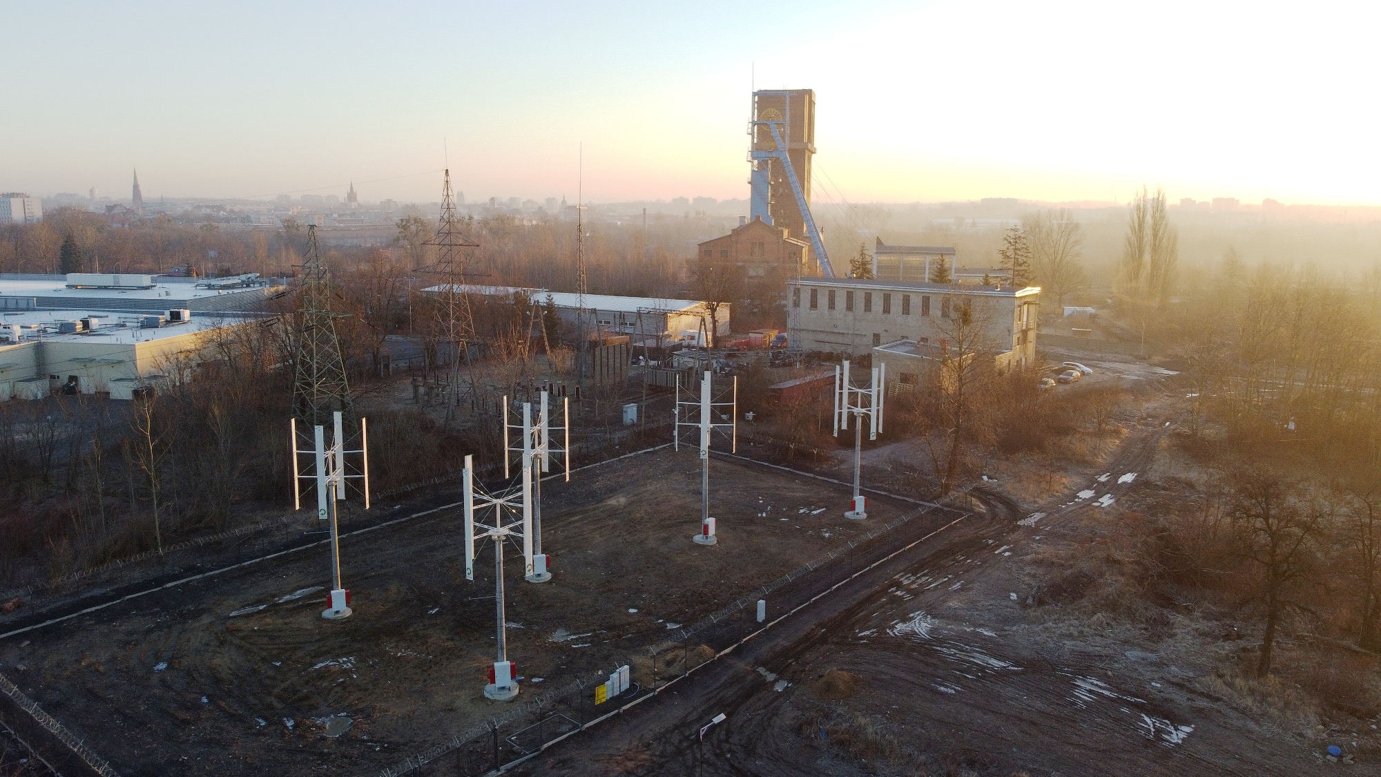 Mikrosieć energetyczna to fizycznie wydzielony obszar zasilania w energię elektryczną obejmujący lokalne źródła energii (w głównej mierze te produkujące elektryczność z odnawialnych zasobów) oraz skupionych wokół nich odbiorców tej energii. Dla zapewnienia stabilności zasilania odbiorców energii w obrębie mikrosieci dodatkowo zabudowywane są w magazyny energii i źródła stabilizujące  (np. agregaty produkujące energię elektryczną z gazu ziemnego). Wszystkie elementy mikrosieci połączone są siecią