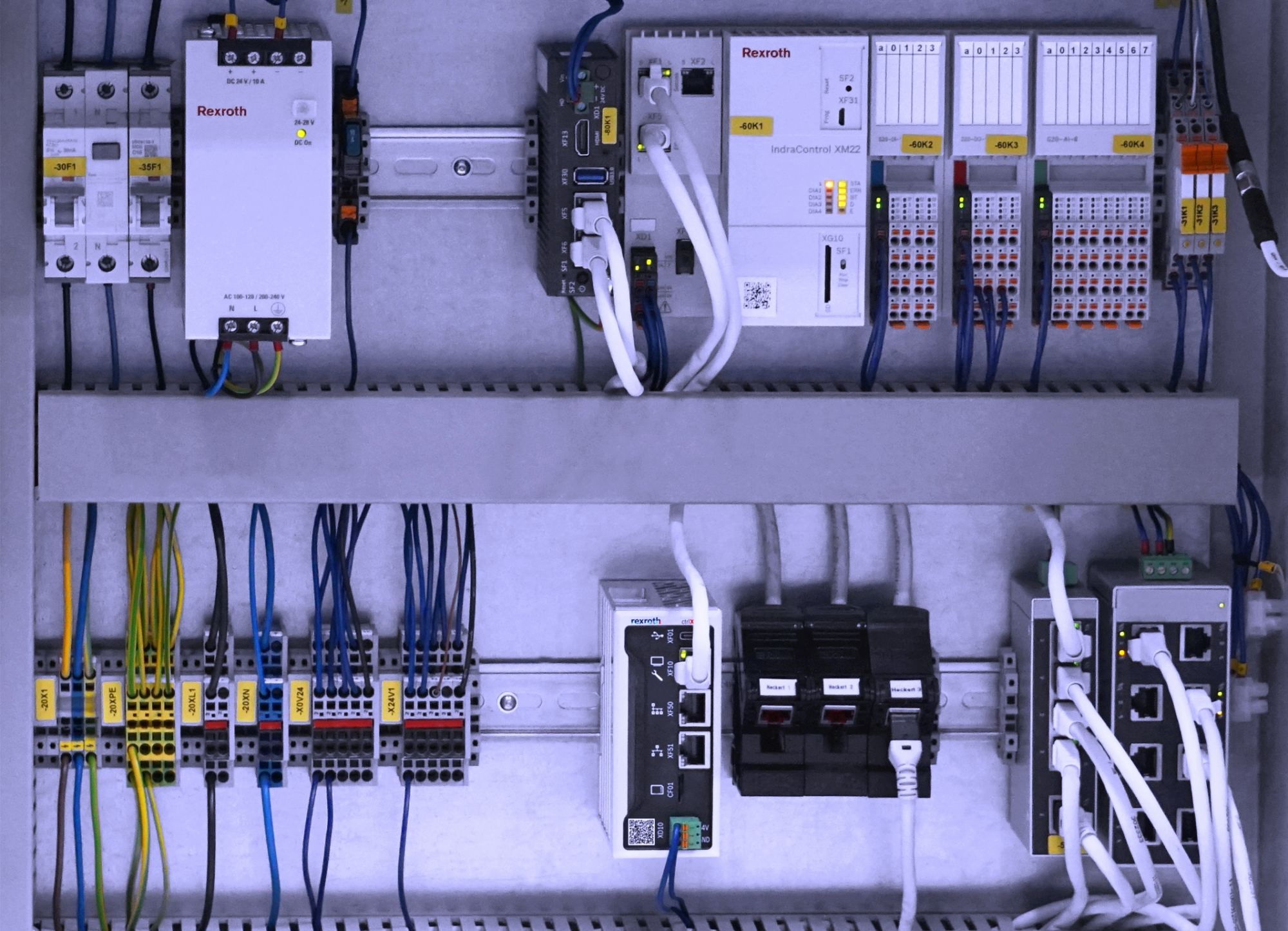 Platformę sterowania ctrlX CORE można łatwo zintegrować z istniejącymi maszynami w celu optymalizacji łączności i funkcji IoT.