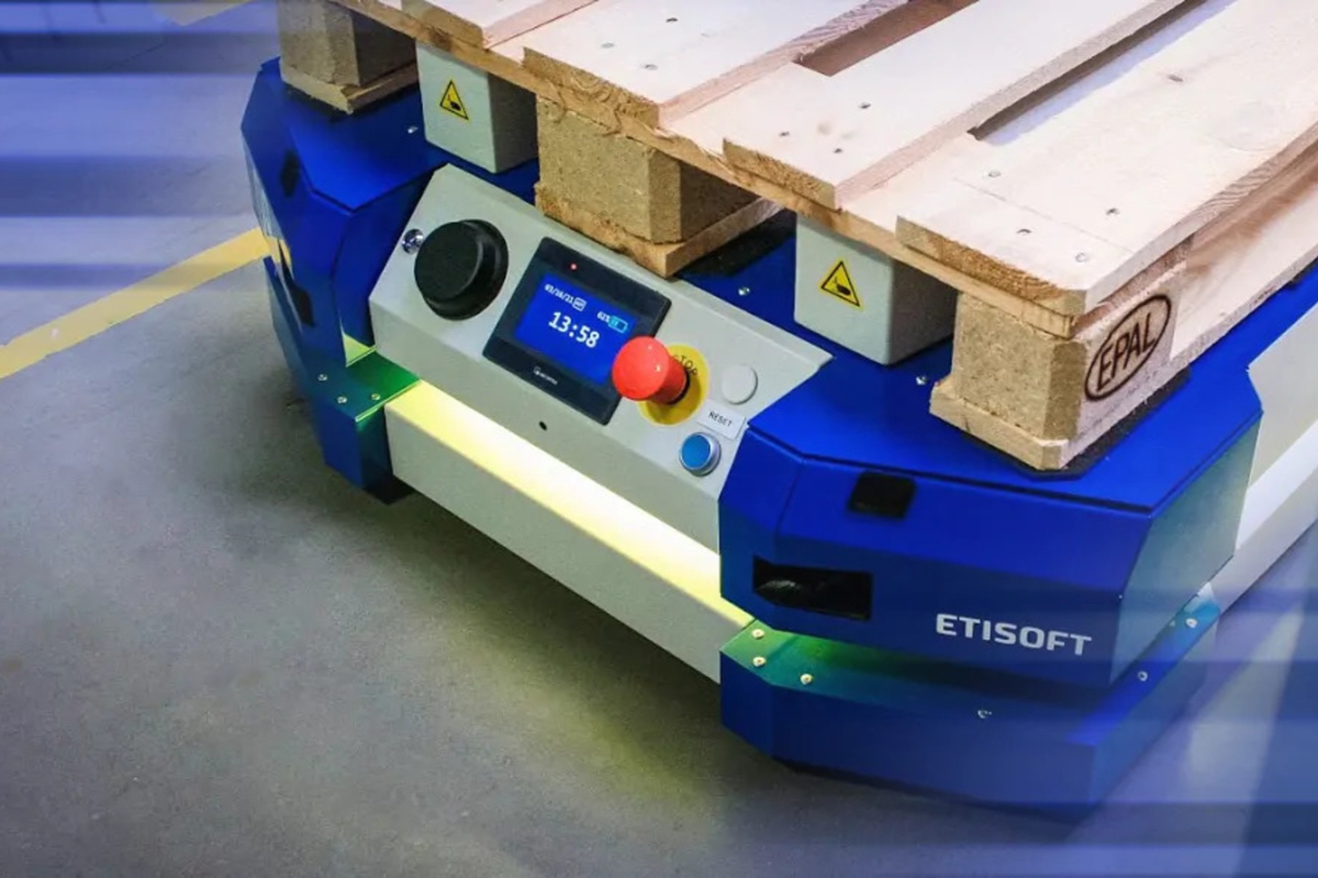 Zautomatyzowane systemy intralogistyczne są przystosowane do transportu komponentów i wyrobów gotowych w halach magazynowych