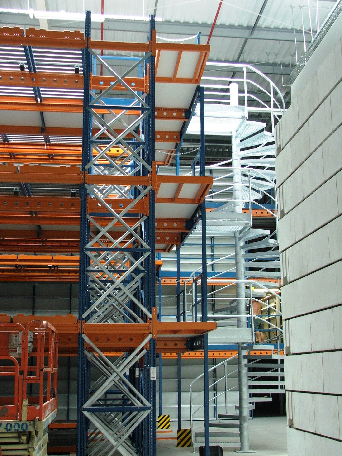 podesty i schody w magazynie