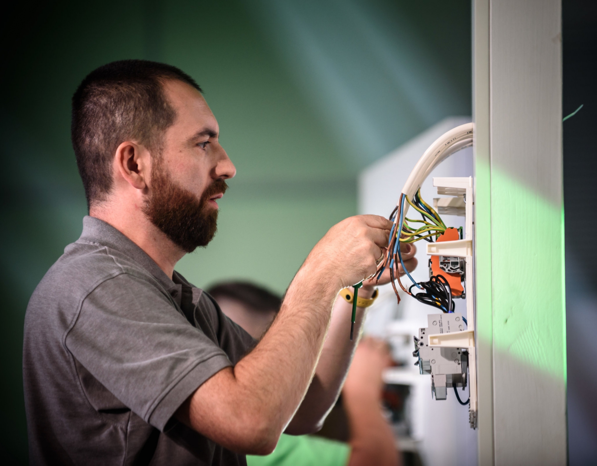 Elektryk przy rozdzielnicy na mistrzostwach WAGO o Puchar Elektrobohaterów