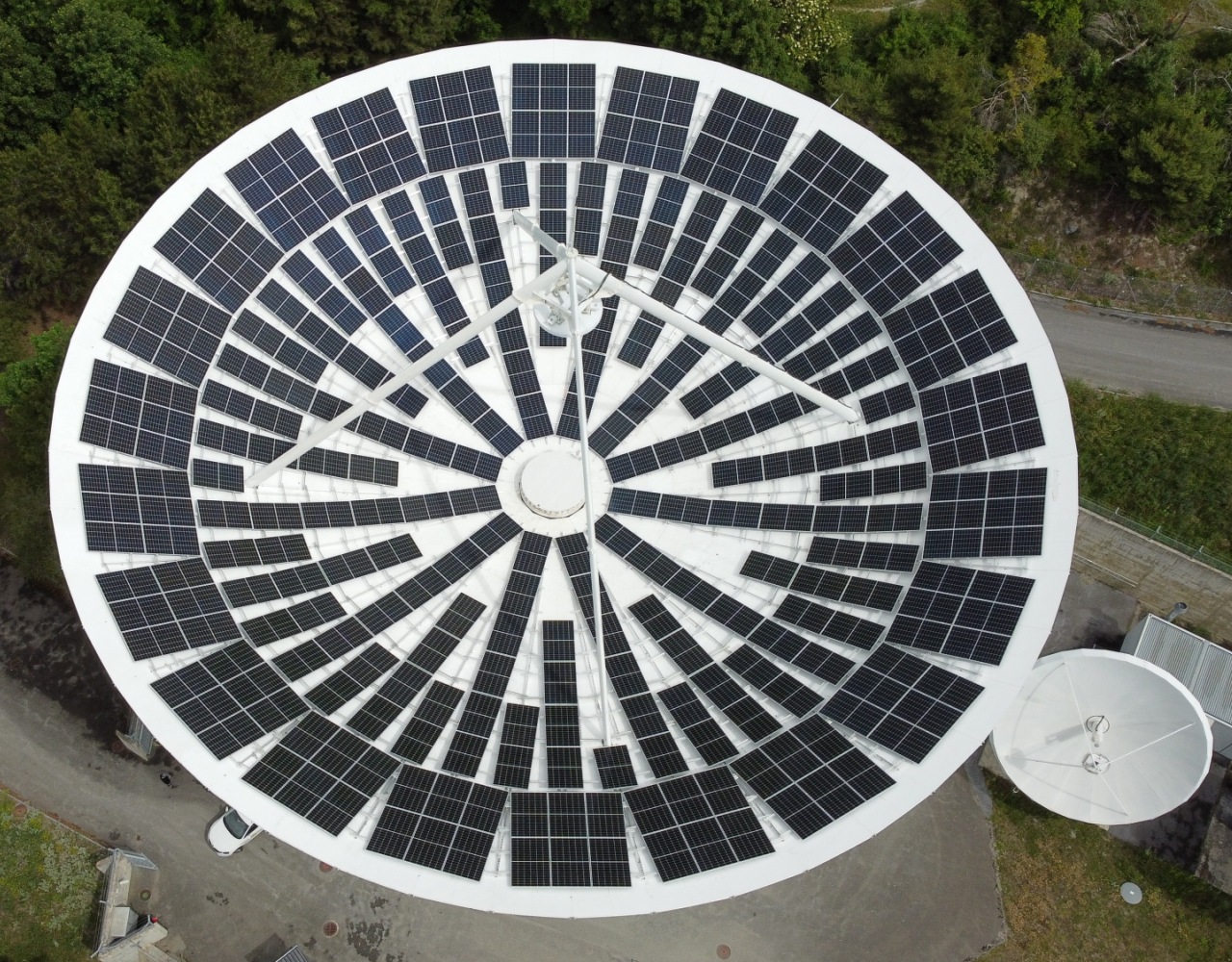 Elektrownia fotowoltaiczna w antenie satelitarnej