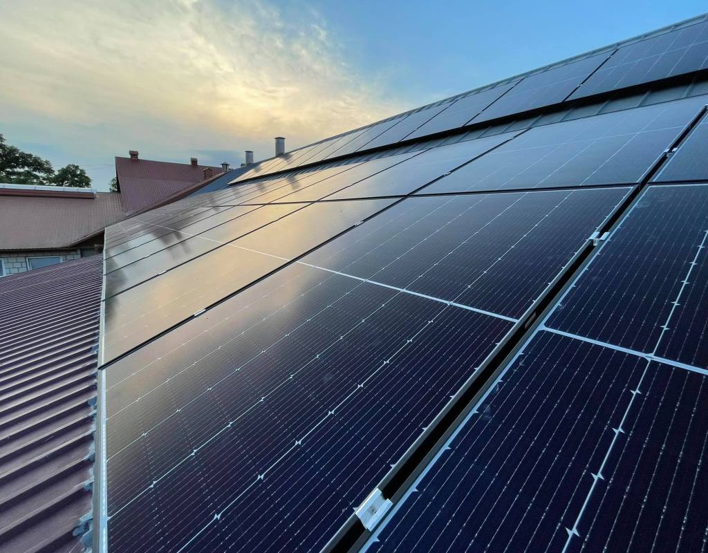 Instalacja fotowoltaiczna na dachu panele słoneczne