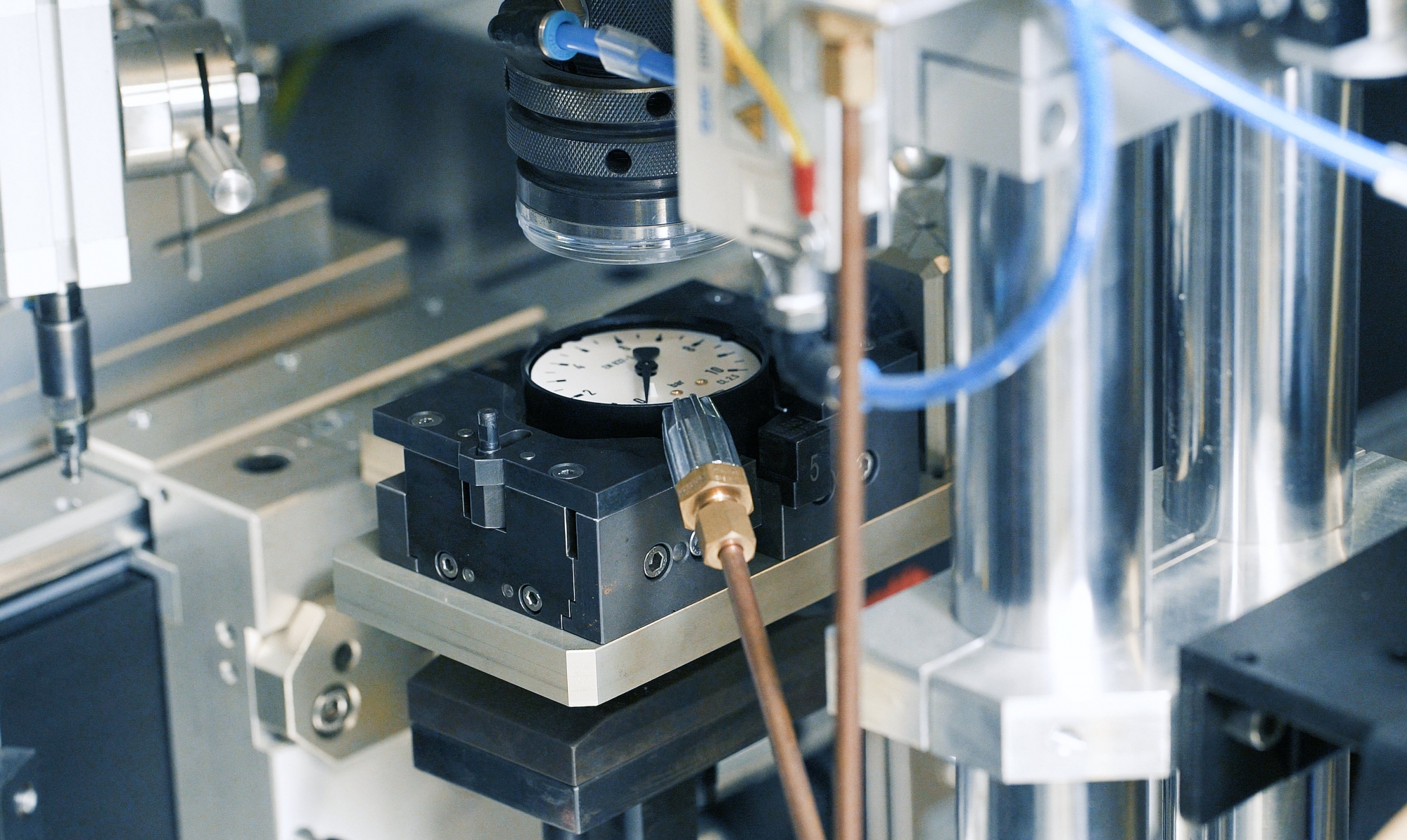 WIKA Polska SGF wytwarza tysiące wariantów manometrów za pomocą systemu Automatic Gauge Assembly (AGA 1) opartego na rozwiązaniu ACTIVE Mover firmy Bosch Rexroth. Skraca on czasy przezbrajania o ponad 50%.