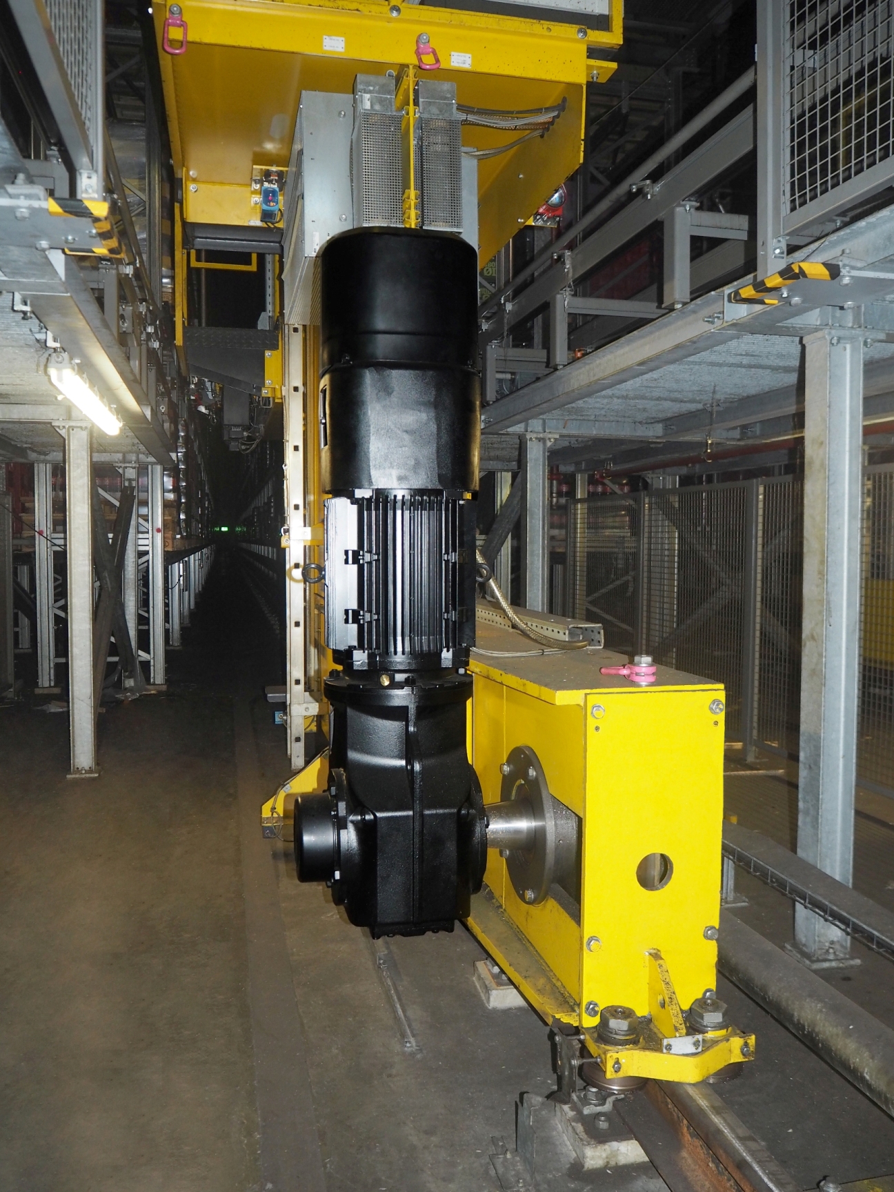 Magazyn wysokiego składowania browaru Carlsberg jest wyposażony w osiemnaście 40-metrowych układarek, które pobierają i odkładają butelki z piwem