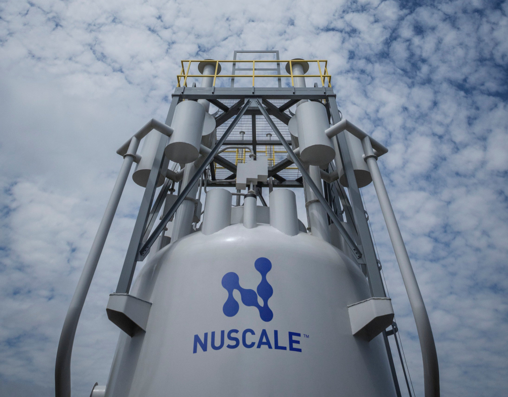 Firma NuScale Power opracowała nową, modułową elektrownię jądrową z reaktorem lekkowodnym, która dostarcza energię do wytwarzania energii elektrycznej, ciepłownictwa, odsalania, produkcji wodoru i innych zastosowań związanych z ciepłem procesowym. Ten przełomowy projekt małego reaktora modułowego (SMR) zawiera w pełni fabrykowany moduł NuScale Power Module™ zdolny do generowania 77 MW energii elektrycznej przy użyciu bezpieczniejszej, mniejszej i skalowalnej wersji technologii reaktora ciśnienio