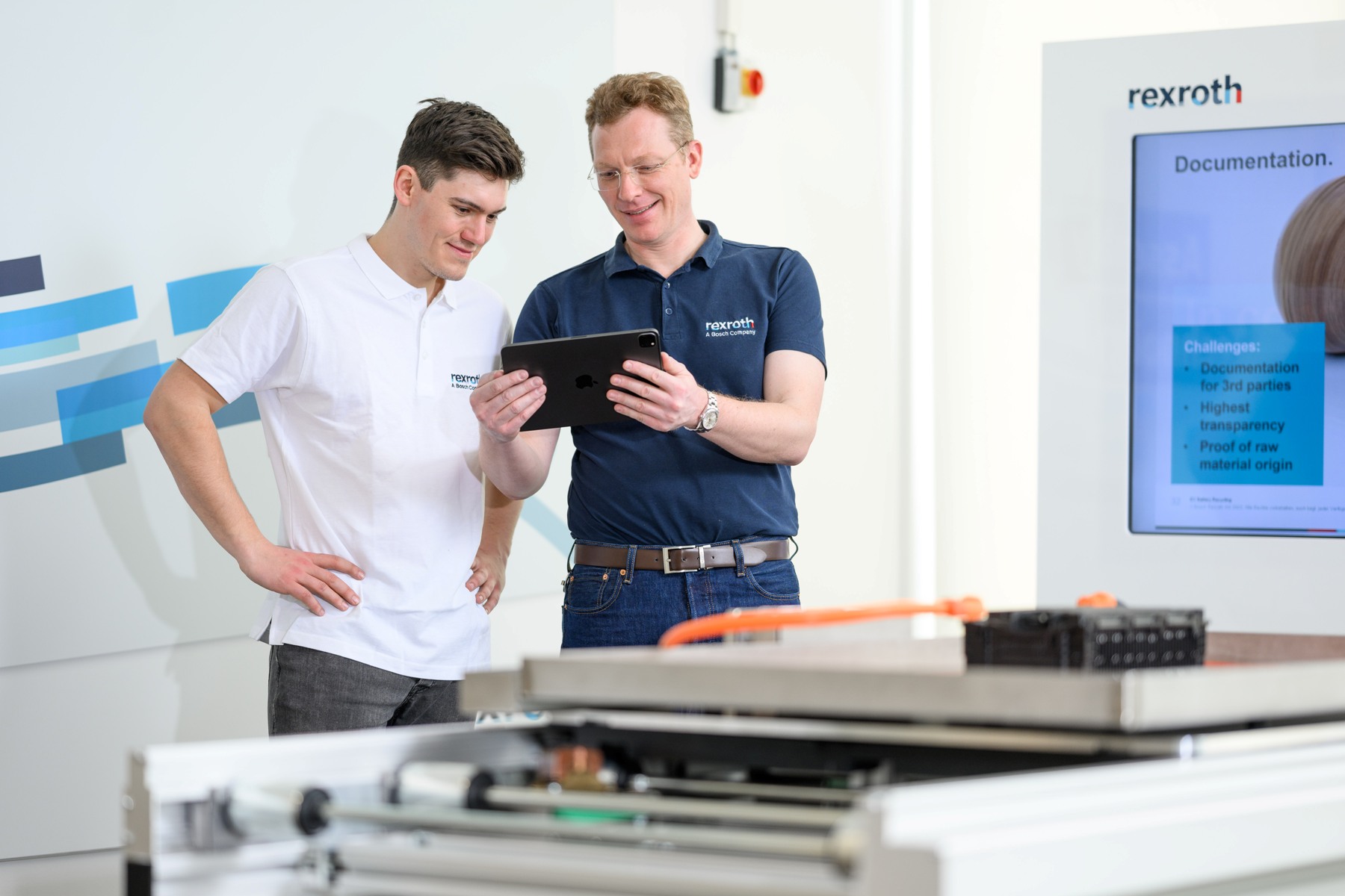 Kompaktowy system ctrlX CORE, oparty na nowoczesnej aplikacji, kontroluje transport i proces głębokiego rozładowywania.