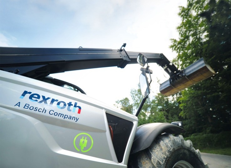 Akumulatorowo-elektryczny podnośnik teleskopowy w pełni wyposażony w napędy elektryczne eLION firmy Bosch Rexroth