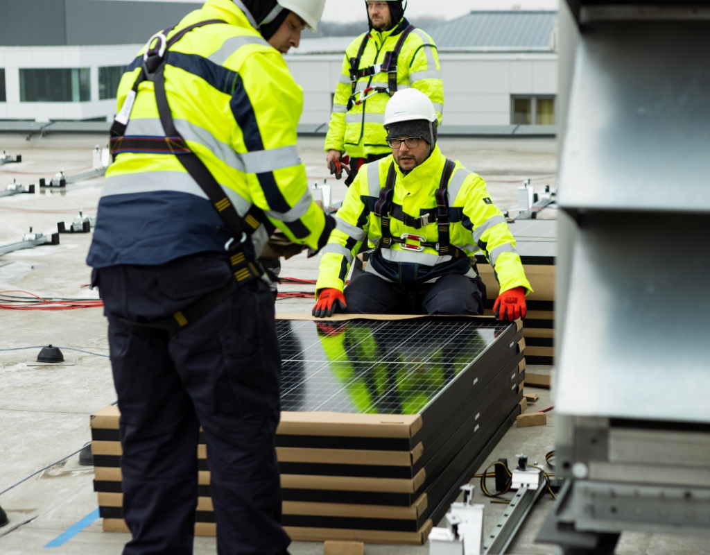 Montaż paneli fotowolwaicznych na hali magazynowej