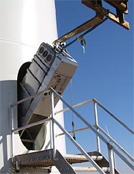 Rozdzielnica SafeWind do turbin wiatrowych ma odpowiednie gabaryty, by zmieścić się w wąskich drzwiach wieży wiatraka