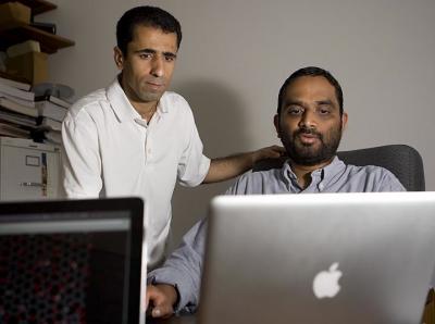 Profesor inżynierii Vivek Shenoy i student Akbar Bagri badają atomowąstrukturę grafenu. Pokazująmetody napraw tej struktury.