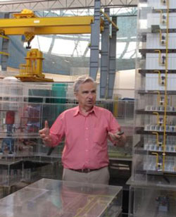 Profesor Dobrzyński w czasie lekcji przy modelu elektrowni jądrowej eksponowanym w Świerku