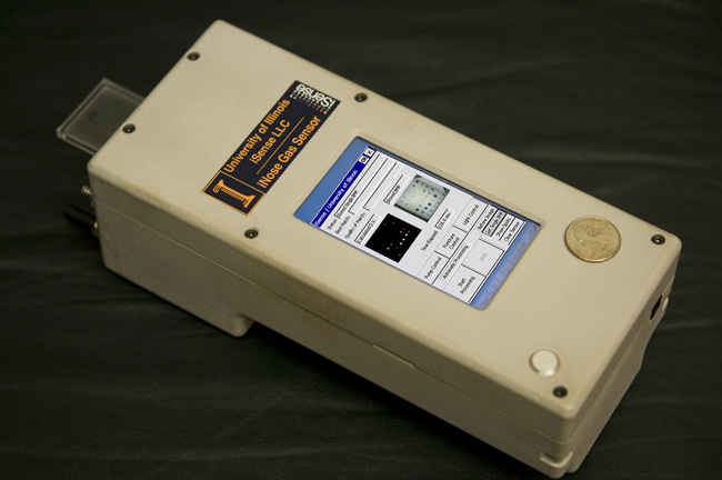 Ręczny czytnik analizuje zmiany zabarwienia i wykrywa nawet niewielkie ilości toksyn w powietrzu.