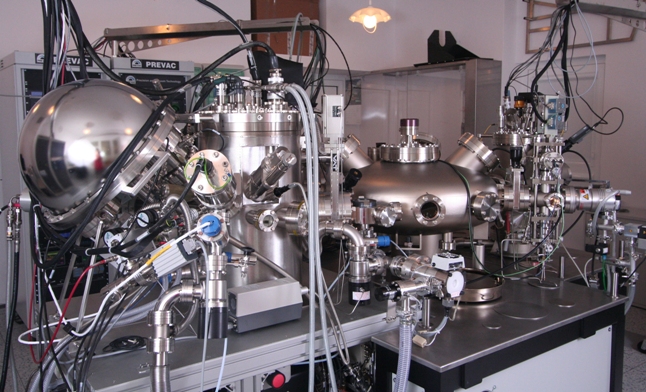 Spektrometr wielokomorowy w Instytucie Chemii Fizycznej PAN. Urządzenie umożliwia przeprowadzanie pomiarów za pomocą powierzchniowo czułych technik analitycznych, takich jak spektroskopia fotoelektronow i spektroskopia elektronów Augera.