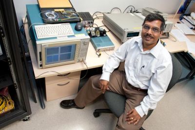 Profesor inżynierii komputerowej Xavier Fernando z Ryerson University opracowuje ratującą życie górników technologię.