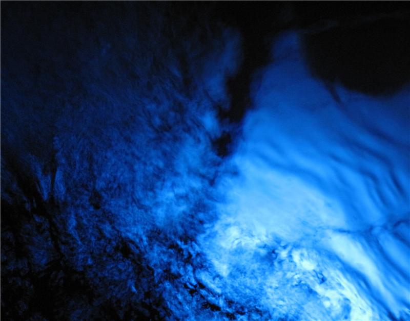 Poświata promieniowania Czerenkowa pojawiającego się w wodzie w tradycyjnym reaktorze jądrowym. Na zdjęciu basen reaktora badawczego MARIA – IEA Polatom w Świerku.